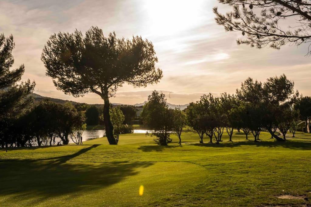 Magnifique Vue Lac Au Golf De Pont-Royal Mallemort Esterno foto