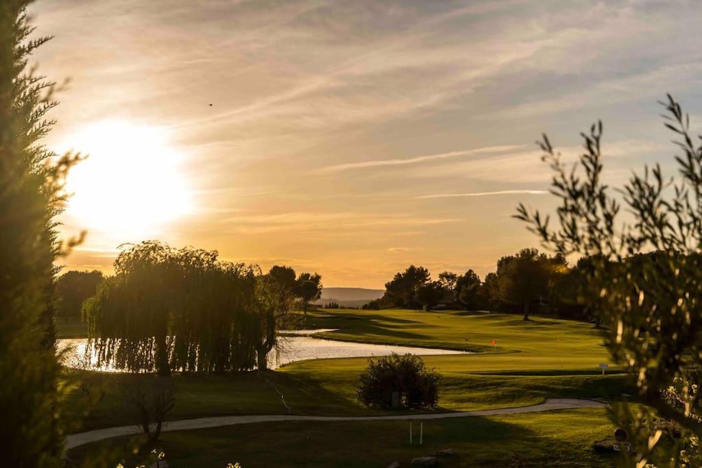 Magnifique Vue Lac Au Golf De Pont-Royal Mallemort Esterno foto