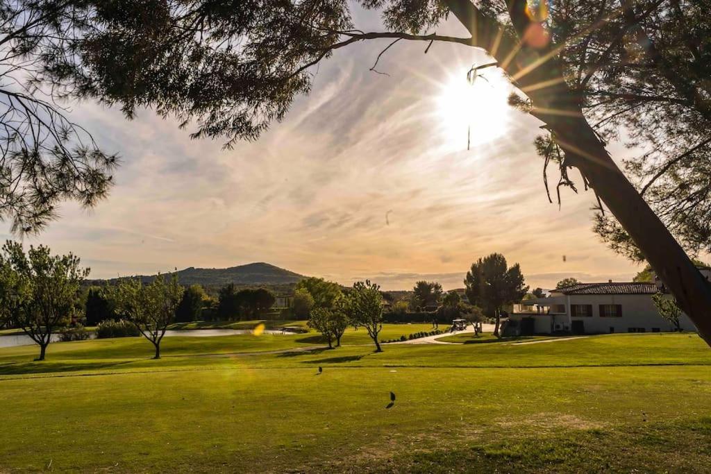 Magnifique Vue Lac Au Golf De Pont-Royal Mallemort Esterno foto