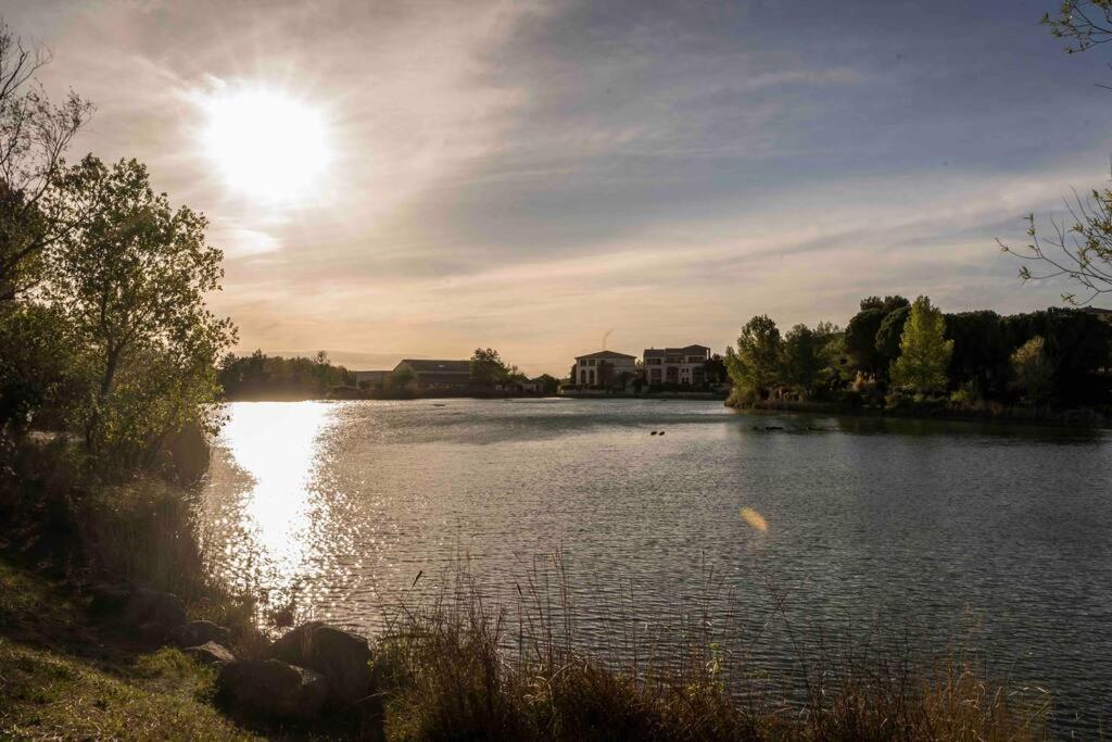 Magnifique Vue Lac Au Golf De Pont-Royal Mallemort Esterno foto
